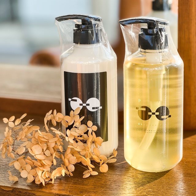 Para shampoo+ と Para treatment+ のボトル